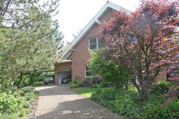 Gepflasterte Zufahrt zum Haus