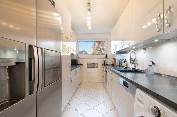 Nuewertige Einbauküche mit Side by side Kühlschrank.jpg