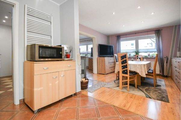 Blick aus der Küche auf den Essbereich