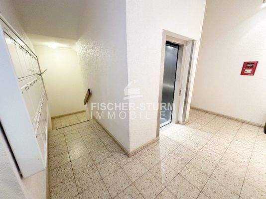 Treppenhaus mit Lift