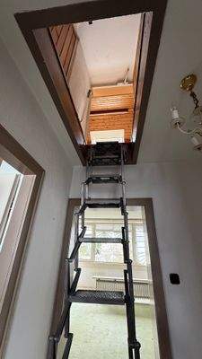 Dachbodenleiter im Flur
