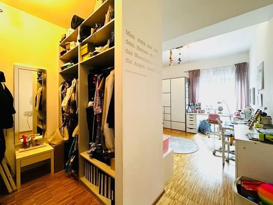 Schlafzimmer mit begehbarem Kleiderschrank