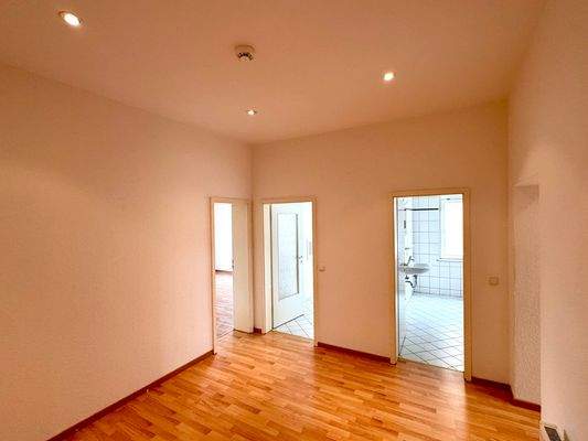 Wohnungsflur mit modernen Deckenspots