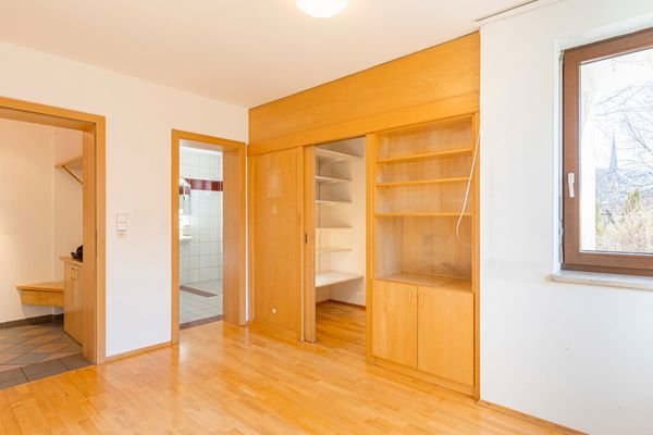 Schlafzimmer mit begehbarem Kleiderschrank