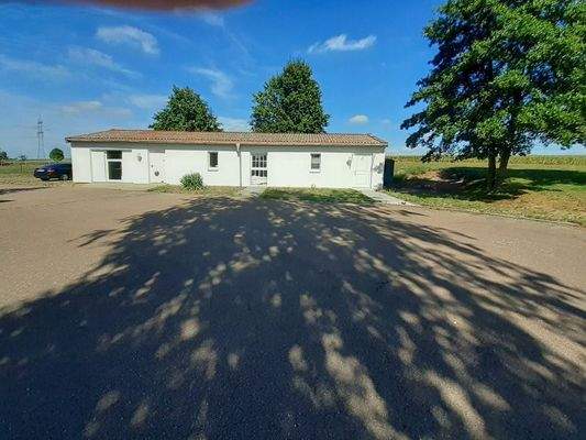 Nebengebäude am Parkplatz