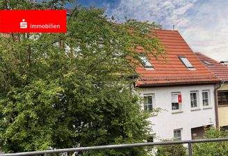 KI-generiert: Straßenansicht Haus