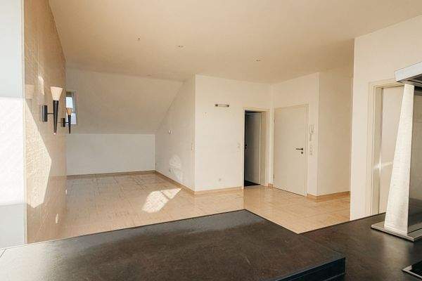 Blick von der Küche aus in den Flur und Wohnbereich