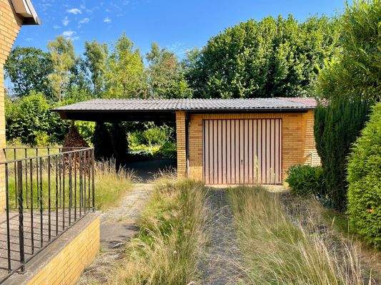 Separate Garage mit überdachten Freisitz