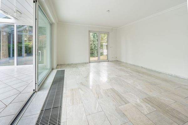 Wohnzimmer angrenzend an Wintergarten