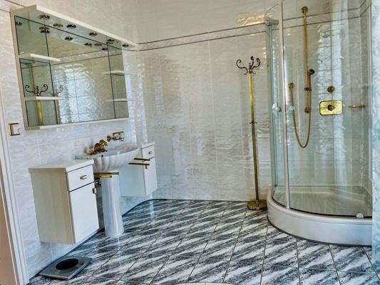 Luxusbad mit Marmor und Armaturen in Goldoptik (EG)