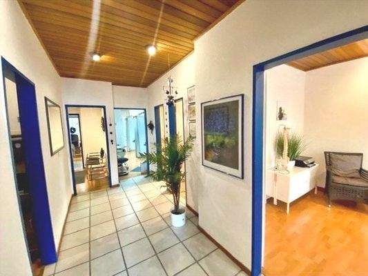 Einladend ist der Flurbereich gestaltet