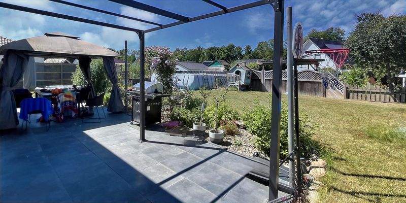 Schattige Terrasse zum Garten