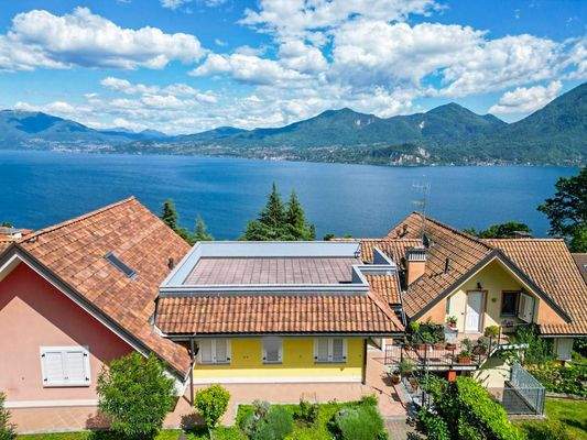 Weitläufige Dachterrasse mit Blick über den See
