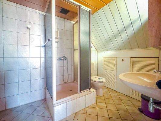 Bad im OG (nicht in der Wohnfläche enthalten - Deckenhöhe 2,10m)