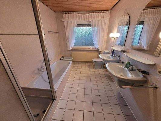 EG Badezimmer mit Fenster