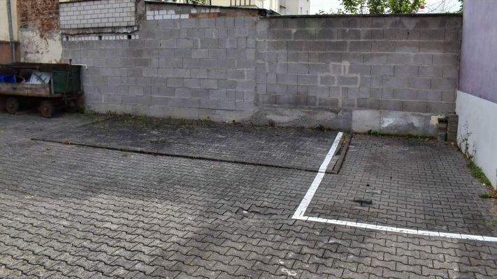 Innenhof und Stellplätze