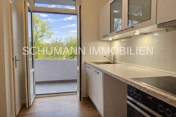 Moderne Küche mit  Balkon