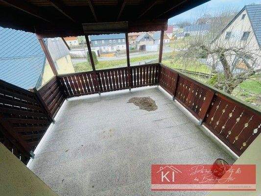 Überdachter, großer Balkon zum Garten