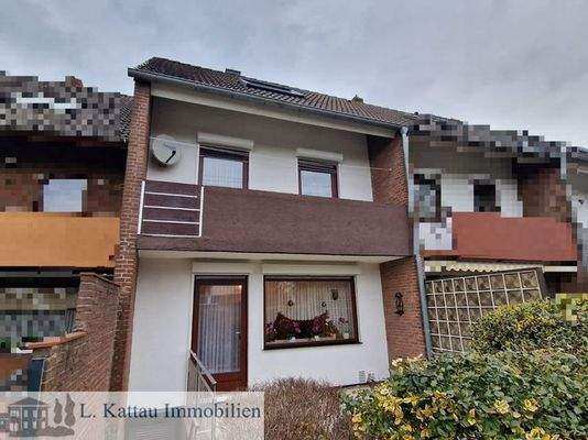 Hausansicht hinter Terrasse