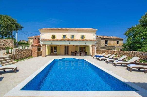 Ein herrlicher Pool schmückt den Außenbereich