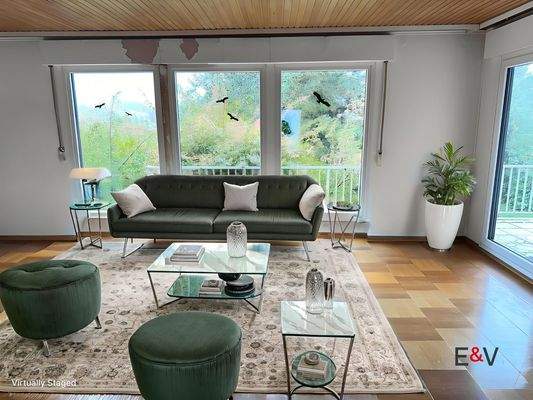 Virtuell möbliertes Wohnzimmer mit herrlicher Aussicht