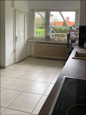 Küche mit Ausgang in den Garten