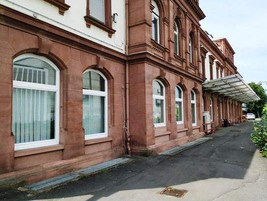 Rückansicht (zu den Bahngleisen)