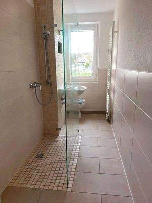 Ebenerdiges Duschbad