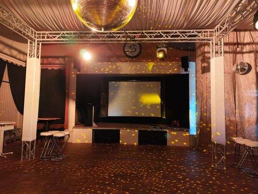 Tanzfläche und Bühne Saal