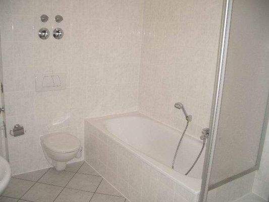 Bad mit Wanne und Dusche