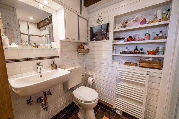 Badezimmer mit Dusche 