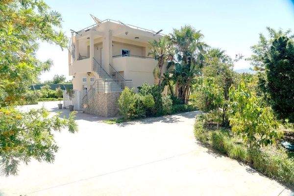 Kreta, Episkopi: Haus mit 2 Wohnungen, Bio-Obstplantage und Bergblick zu verkaufen