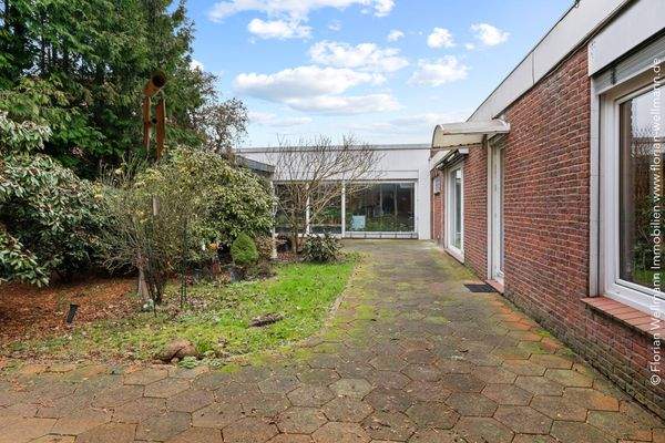 Atriumähnlicher Innenhof mit Terrassenbereichen