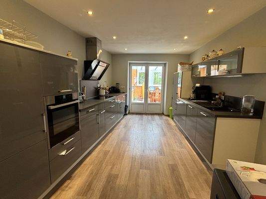 moderne Küche von 2022 mit Ausgang zum Wintergarten