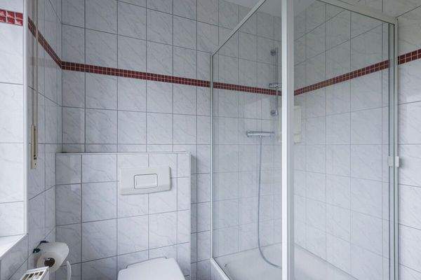 Das Badezimmer mit Dusche