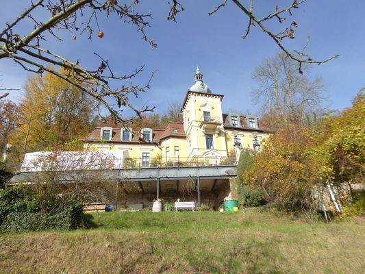 Repräsentative, vordere Gebäudeansicht