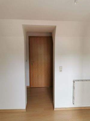 Kinderzimmer vom Fenster zur Tür.jpg