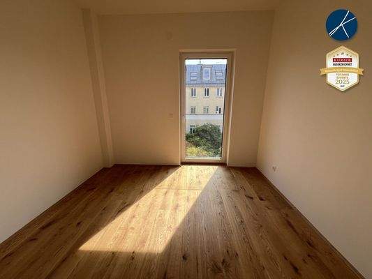 Zwei Zimmer mit französischen Balkontüren