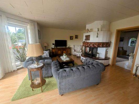 Wohnzimmer im Erdgeschoss mit Kamin und Terrassenzugang