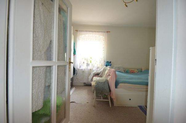 Blick vom kleinen Flur in das Schlafzimmer