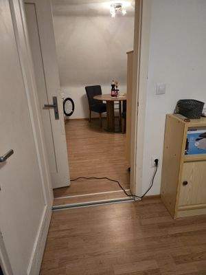 Offene Tür mit Tisch