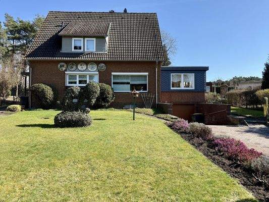 Vordere Hausansicht - Vorgarten