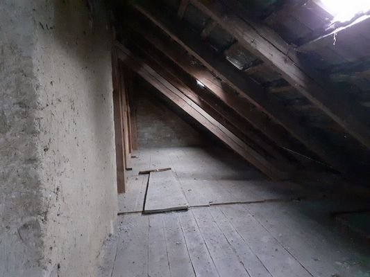 Abseite zum Hof hin.jpg