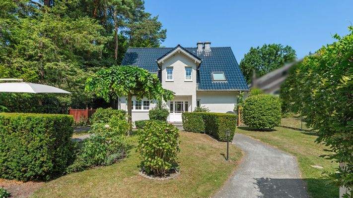 Hausvorderseite mit 2. Sonnenterrasse