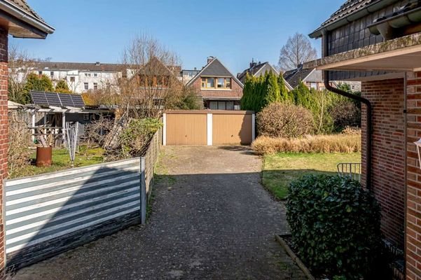 Auffahrt mit Garage