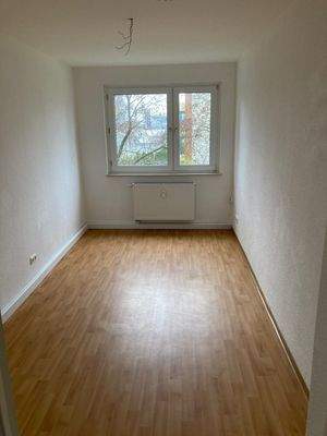 helles Zimmer mit großem Fenster.jpg