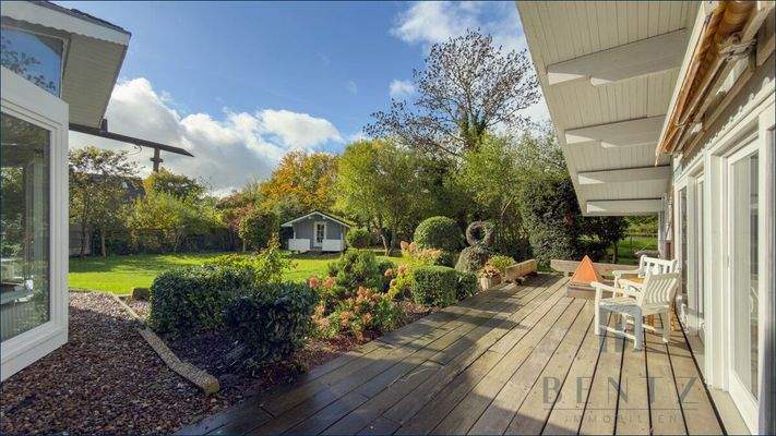 Terrasse mit Blick in den garten
