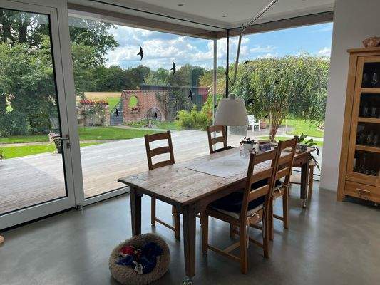 Landhaus: Lichtdurchfluteter Essbereich