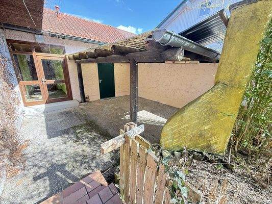 großzügiger Freisitz mit Grillkamin