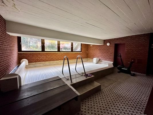 Schwimmbad ETW.jpg